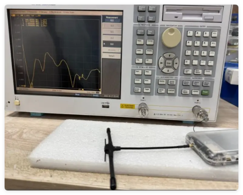 Hvorfor er det vigtigt at være opmærksom på VSWR (Voltage Standing Wave Ratio), når du vælger en antenne?